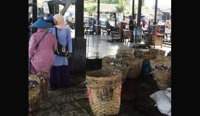 Hilangkan Bau Limbah, Dinas PU Cipta Karya Lamongan Rabat Beton Pasar Ikan