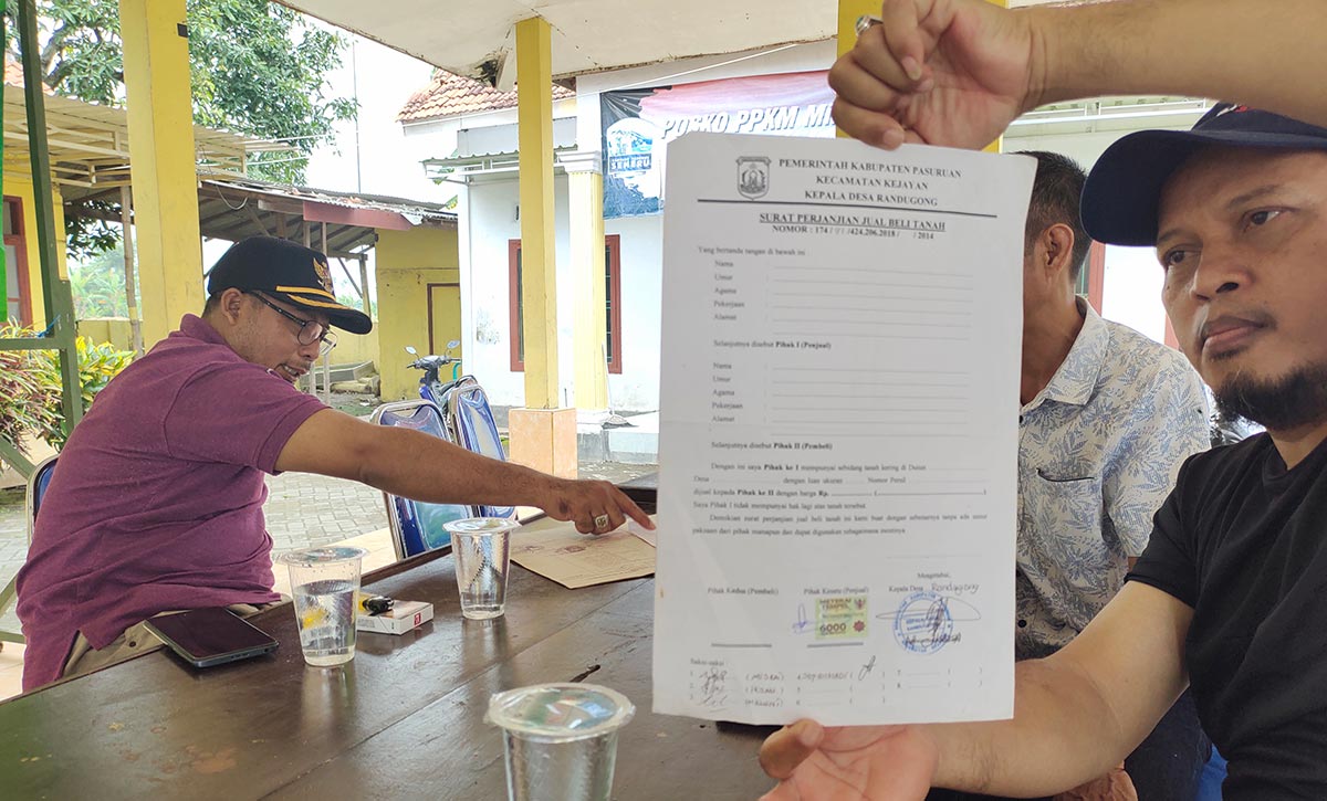 Kades Randugong H. M. Zamil saat menjelaskan riwayat tanah. Foto: SUPARDI/ BANGSAONLINE