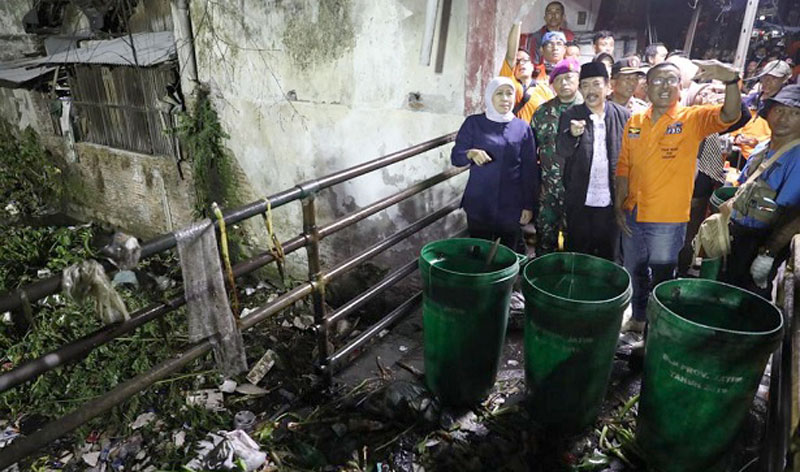 Gubernur Khofifah saat melakukan bersih-bersih Kali Butung, Kec. Waru, Kab. Sidoarjo, Selasa (21/1) malam.