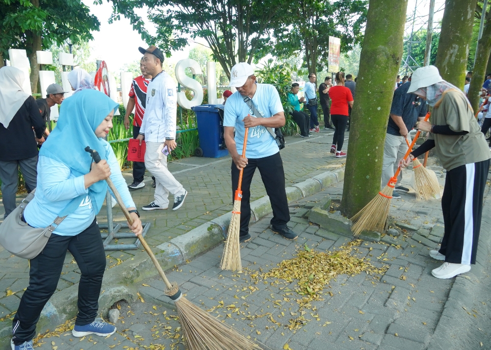 Kegiatan menjaga kebersihan ruang publik.  (Ist). 