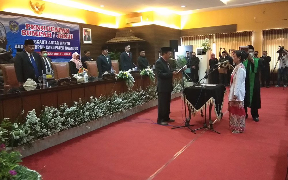 Ketua DPRD Tatit Heru Tjahyono saat memimpin pembacaan sumpah dan janji dalam pelantikan Erni Purnami sebagai Anggota DPRD Nganjuk. foto: BAMBANG/ HARIAN BANGSA