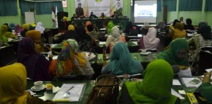 Ketua DPW PKB Jatim, Abdul Halim Iskandar memimpin konsolidasi Perempuan Bangsa untuk pemenangan Pilkada. [foto: m. didi rosyadi/BANGSAONLINE]