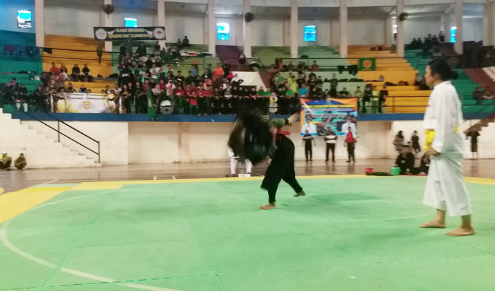 Salah satu partai dalam seleksi Pencak Silat persiapan Popda 2020 di GOR Sultan Abdul Kadirun, Kamis (14/11/2019).
