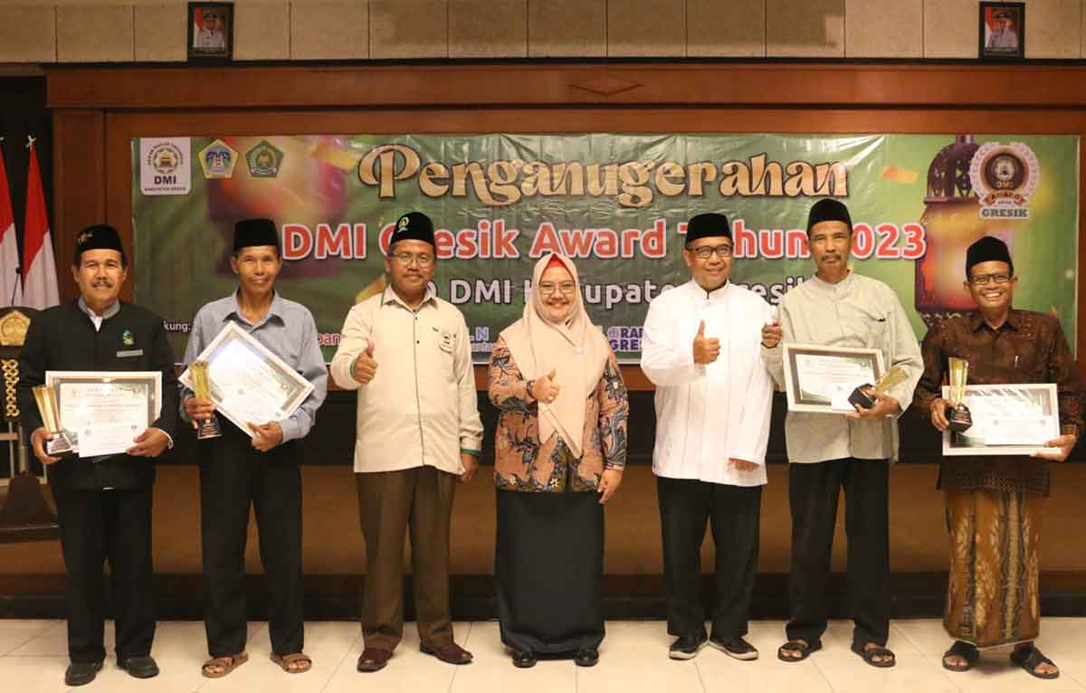 Wakil Bupati Gresik, Aminatun Habibah (empat dari kanan) didampingi Ketua DMI Gresik, Zainal Abidin, dan Sekdakab Gresik, Achmad Washil Miftahul Rachman, saat penyerahan penghargaan DMI Gresik Award 2023. Foto: Ist