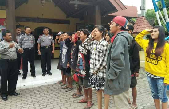 12 anak punk diminta hormat pada bendera merah putih. foto: AHMAD/ BANGSAONLINE