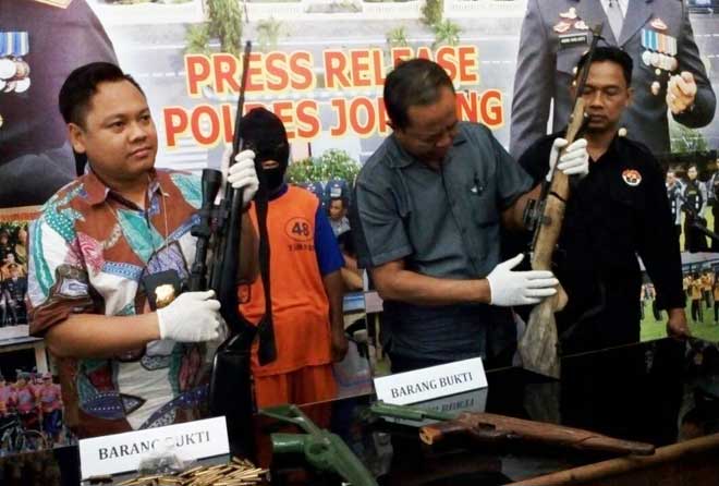 Kasatreskrim Polres Jombang, AKP Wahyu Norman Hidayat saat menunjukkan barang bukti dan tersangka, Jumat (2/6/2017). foto: ROMZA/ BANGSAONLINE