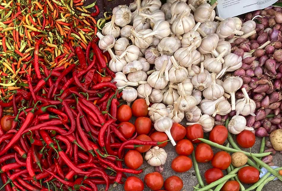Perubahan Harga Sembako Surabaya 8 Mei 2025: Cabai Merah Naik, Bawang dan Rawit Turun