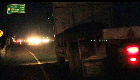 Suasana Jalan Nasional yang Ada di Kabupaten Jombang saat malam hari. foto: ony/ BANGSAONLINE