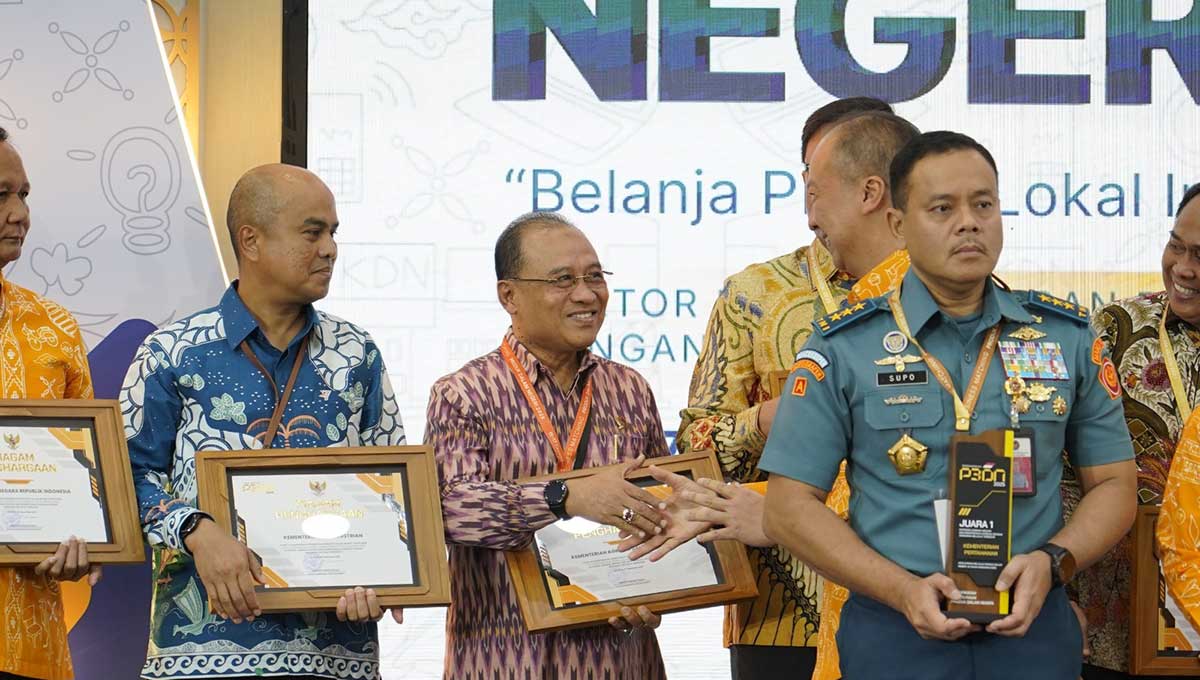 Kabiro Umum dan Layanan Pengadaan Kementerian ATR/BPN, Awaludin, saat menerima penghargaan.