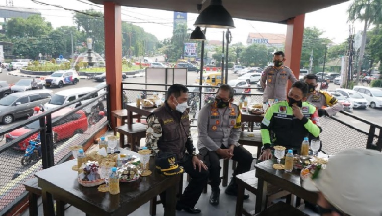 Pj. Bupati Sidoarjo Hudiyono, Kapolresta Sidoarjo, serta Dandim 0816 Sidoarjo saat berada di Pos Yan Bunderan Taman Pinang Sidoarjo di lantai 2.