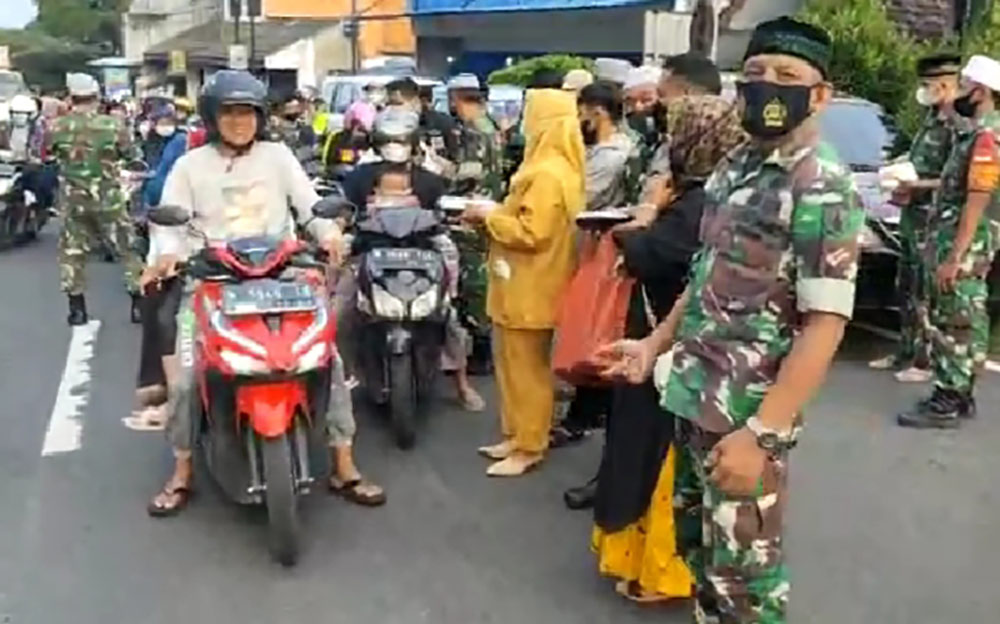 Bagi-bagi takjil, masker, dan vaksinasi dosis I, II, maupun booster bagi pengguna jalan dan warga di sekitar Koramil Pandaan.