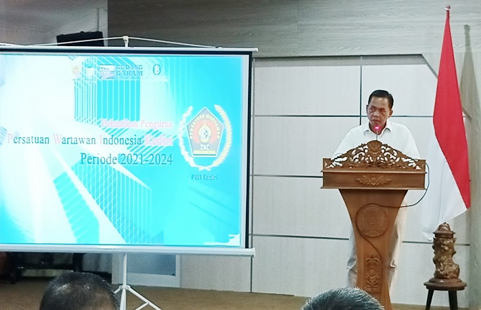 Ketua PWI Jawa Timur, Ainur Rohim saat memberi sambutan usai melantik pengurus PWI Kediri Periode 2021 - 2024. foto: MUJI HARJITA/BANGSAONLINE
