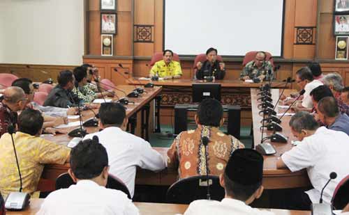Bupati, Sambari HR, didampingi Kadispendik, Mahin dan Kepala BKD, M Nadlif  ketika bertemu  kepala sekolah. (foto: syuhud/BANGSAONLINE)