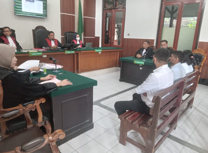 Terdakwa saat mendengar jawaban eksepsi di Ruang Sari 1 Pengadilan Negeri (PN) Surabaya