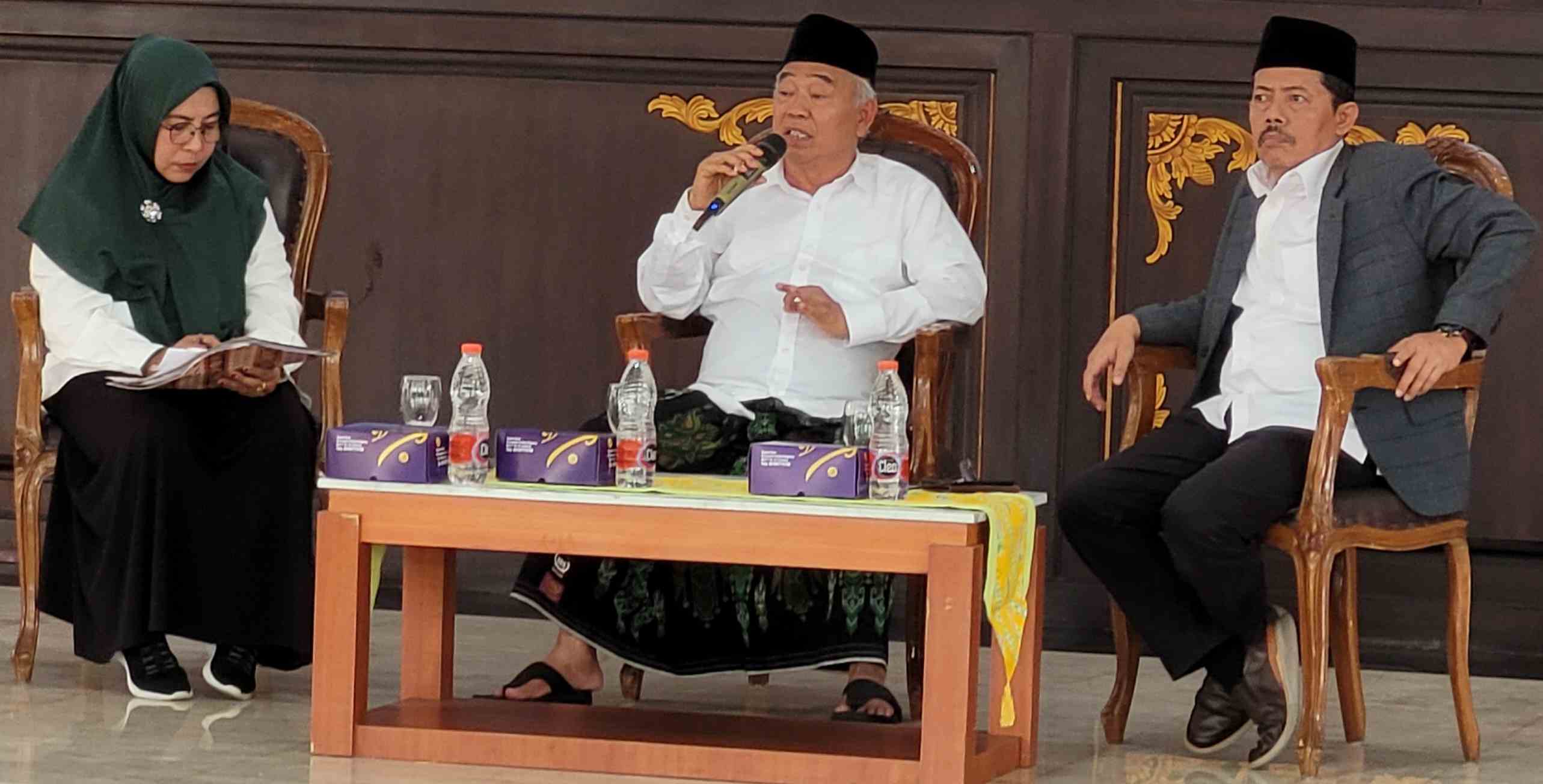 Prof Dr KH Asep Saifuddin Chalim, MA dan Prof Masdar Hilmy, Ph.D dalam seminar nasional bertajuk Menguatkan Moderasi Beragama di Tengah Dinamika Sosial Tantangan Era Digital di Pendopo Kabupaten Jombang, Senin (20/10/2025). Foto: bangsaonline