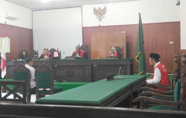 Terdakwa Kasun Wonoayu, Agus Jadmadi, saat mendengarkan keterangan saksi. foto: NANANG I/ BANGSAONLINE