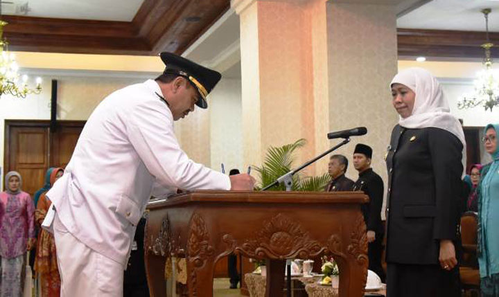 Bupati Mojokerto, Pungkasiadi menandatangani naskah pelantikan disaksikan Gubernur Khofifah di gedung negara Grahadi, Selasa (14/1/2020).