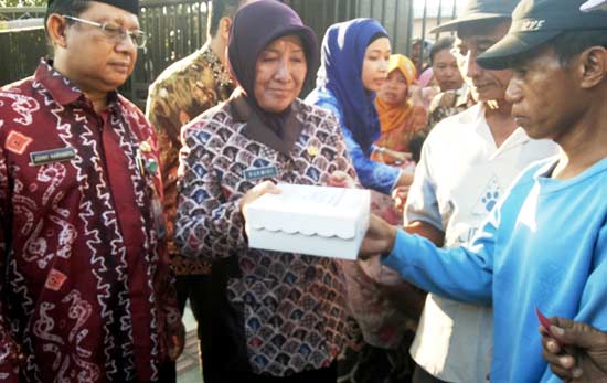 Wali Kota Probolinggo Hj Rukmini SH MSi membagikan nasi kotak kepada kaum dhuafa. (foto: andi/BANGSAONLINE)