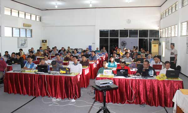 Sejumlah elemen masyarakat ikuti sosialisasi Pilwali Surabaya yang diadakan KPU. (foto: maulana/BANGSAONLINE)