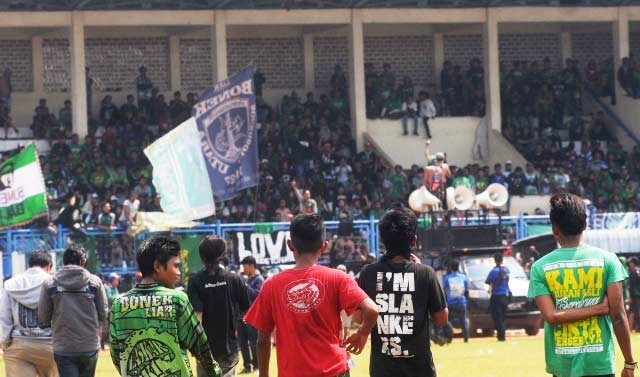 Bonek mania memenuhi Stadion Tugu Koja Jakarta Utara guna menggelar aksi saat KLB PSSI yang digelar besok. Mereka datang dari berbagai daerah menuntut PSSI mengakui klub Persebaya 1927. foto: merdeka.com