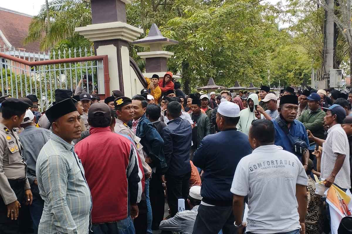 Massa Aksi saat menyampaikan tuntutannya didepan kantor Bupati Pamekasan. 