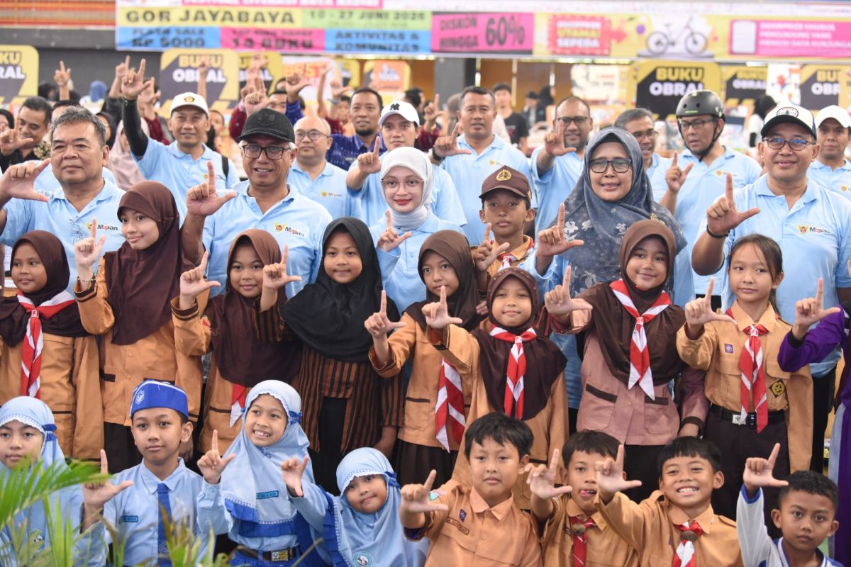 Wali Kota Kediri beserta jajaran dan anak-anak sekolah yang hadir di Festival Literasi Kediri