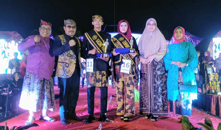 Sekdakab Pamekasan Totok Hartono dan Kadisparbud Sjafuddin saat memberikan piala kepada Kacong-Cebbing Pamekasan 2019.