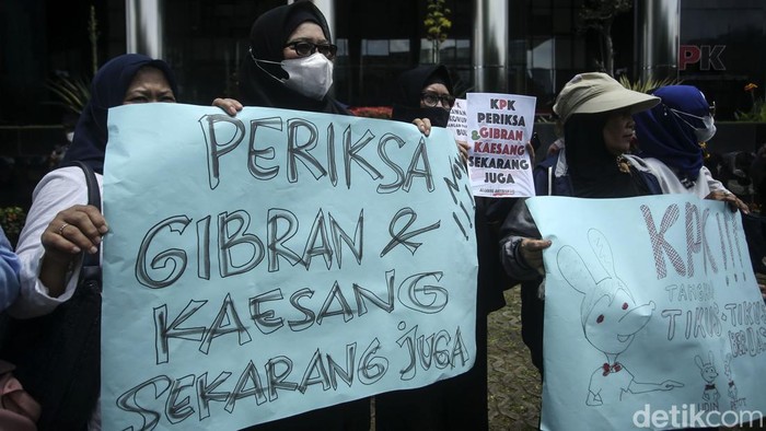 Ada dua kelompok demo di Gedung Merah Putih KPK. Yaitu para mahasiswa dan aktivis 98. Tampak para pendemo saat melakukan aksi di gedung KPK, Senin (24/1/2022). Foto: detik.com
