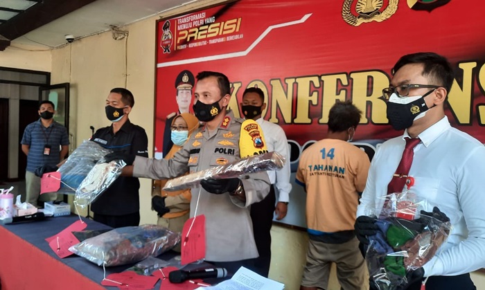 Kapolres Tuban, AKBP Darman saat menunjukkan barang bukti sebuah balok kayu untuk menghabisi nyawa korban.