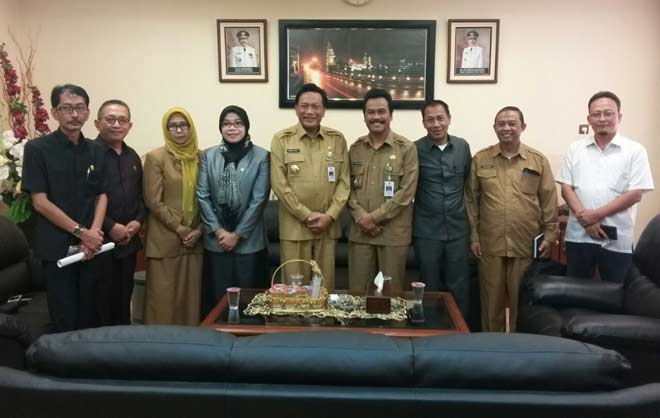 Eni Maulani anggota Komisi VII DPR RI dan Sambari-Qosim ketika membahas Smelter Freeport, Maret lalu. foto: SYUHUD/ BANGSAONLINE