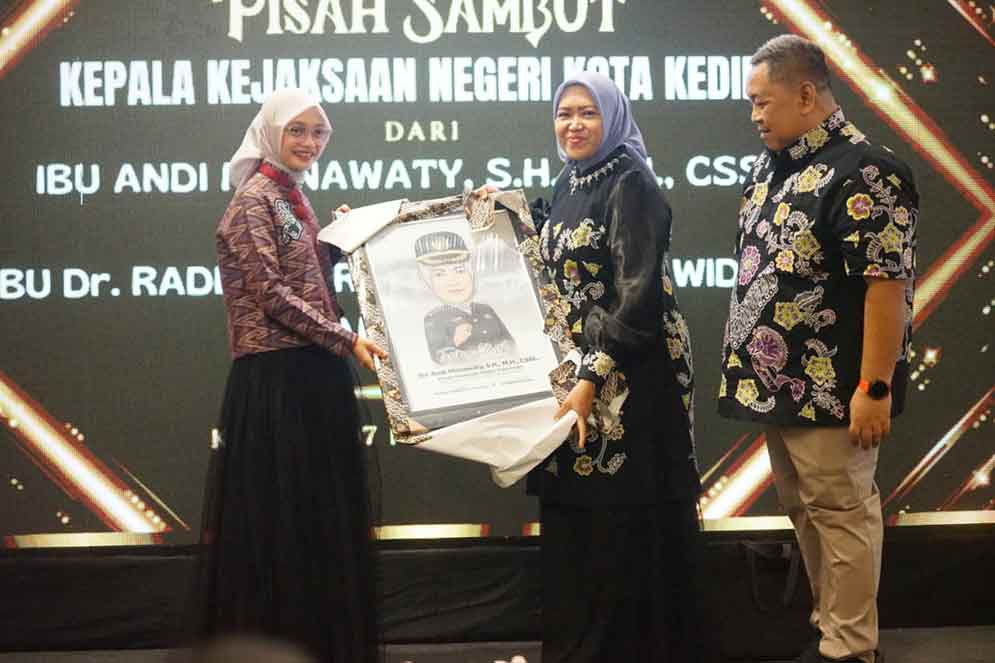 Wali Kota Kediri juga mengucapkan terima kasih dan memberi cinderamata untuk Mantan Kajari Kota Kediri Andi Mirnawaty. (Ist)