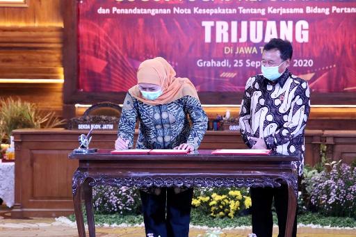 Gubernur Jawa Timur Khofifah Indar Parawansa  saat menandatangani nota kesepakatan tentang kerja sama bidang pertanahan di Gedung Grahadi Surabaya, Jumat (25/9/2020). foto: mma/ bangsaonline.com 