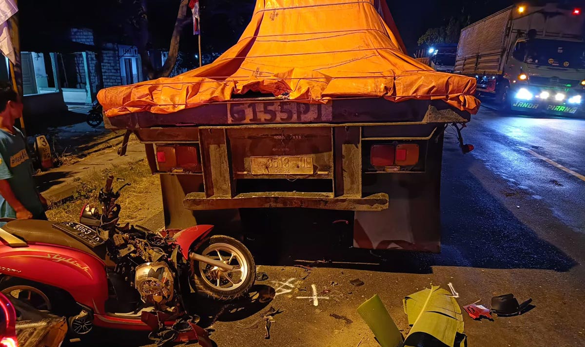 Kondisi truk trailer dan motor korban usai terlibat laka.