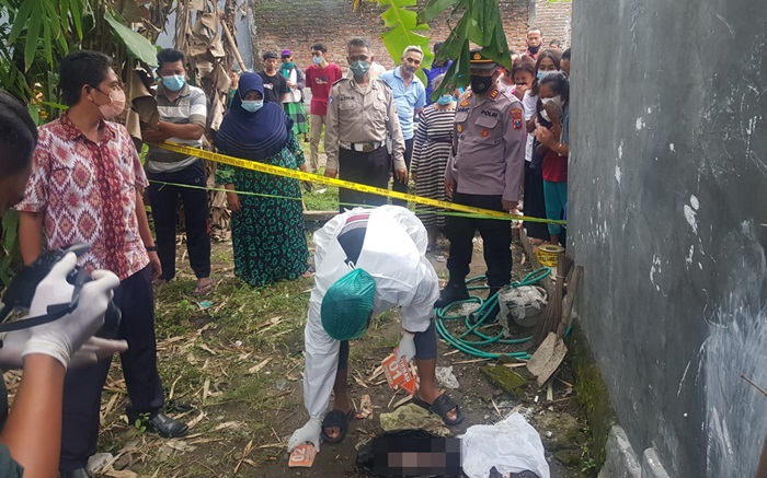 Jenazah bayi saat dievakuasi petugas.