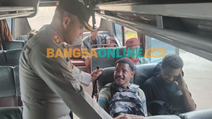 Kapolres Madiun Kota saat berbincang dengan penumpang bus. Foto: Hendro Suhartono/BANGSAONLINE
