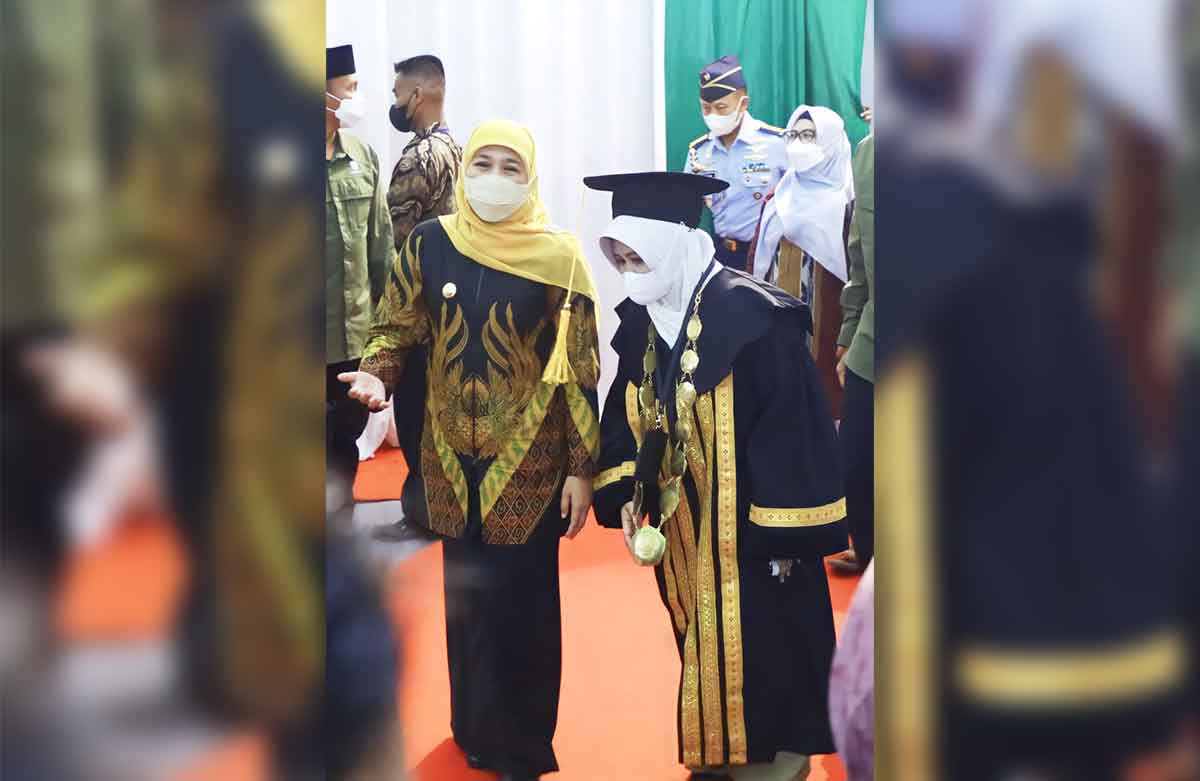 Gubernur Khofifah saat memberi amanat kepada salah satu wisudawati IAI Bani Fattah ke-IX.