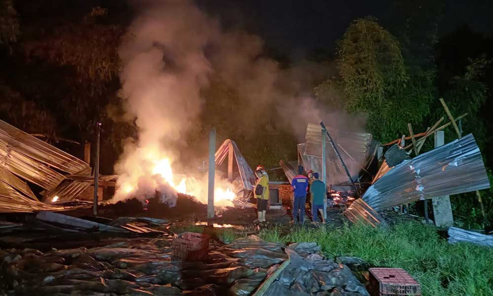 Kondisi tempat pengolahan kelapa menjadi bahan baku minyak goreng saat terbakar.