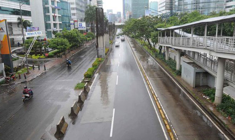 Lalu lintas tampak lengang di Jakarta akibat kebijakan pembatasan terkait virus corona. foto: merdeka.com