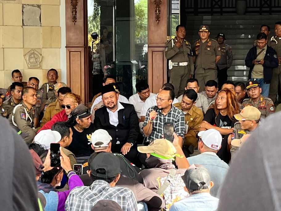 Bupati Gresik Fandi Akhmad Yani bersama  Manager Comdev JIIPE Yudi Darjanto saat berdialog dengan warga. FOTO: ist.