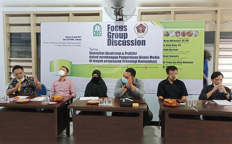 Para narasumber FGD, dari kiri, Mega Wulandari, Rofik Huda, Dr. Prima Ayu Rizki Mahanani, Dr. Prilani, Didik Mashudi, dan Danu Sukendro. foto: MUJI HARJITA/ BANGSAONLINE