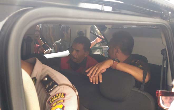 Tersangka Ladika Sabakti, mantan Kades Betro, Sedari saat digelandang oleh penyidik Kejari Sidoarjo ke Lapas kelas II A Sidoarjo, beberapa waktu lalu