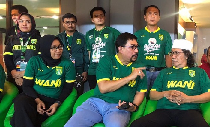 Cak Machfud berdiskusi dengan Cak Nun saat menonton laga Persebaya Surabaya vs Persis Solo di Stadion GBT, Surabaya. foto: istimewa.
