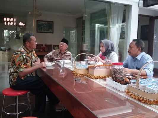 KH Ir Salahuddin Wahid bersama istrinya, Nyai Farida Salahuddin Wahid makan bersama Dahlan Iskan di bagian belakang rumanya di Surabaya.