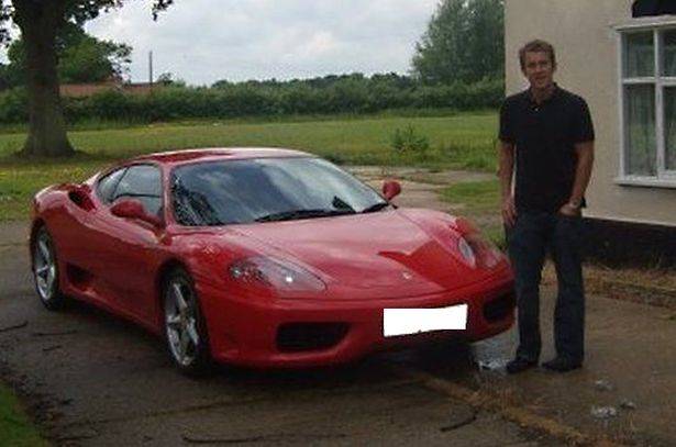 Jacyn Heavens dengan Ferrari yang dibeli dengan jerih payahnya. foto: repro mirror.co.uk