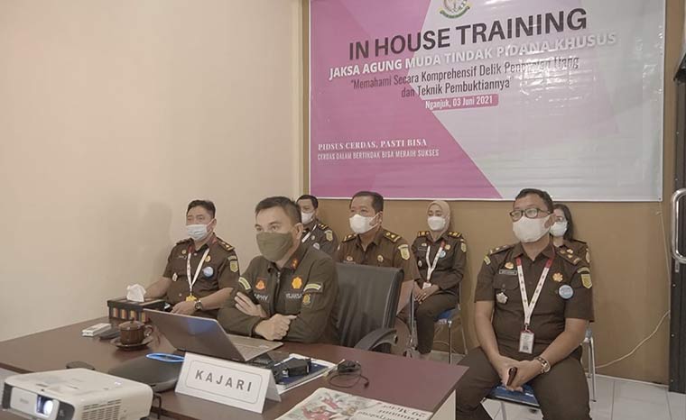 Tim Kejari Nganjuk saat mengikuti in house training.