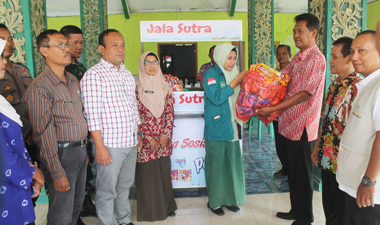 Dewi saat menerima rombong dari Dinsos Nganjuk. foto: BAMBANG/ BANGSAONLINE