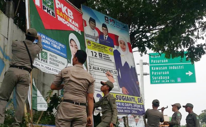 Dicueki Partai, Bawaslu Pasuruan dan Tim Gabungan Terpaksa Bersihkan APK