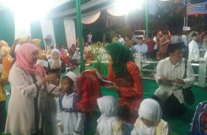 Menteri Sosial RI, Khofifah Indar Parawansa memberikan bingkisan lebaran kepada ratusan anak yatim piatu di kediamannya, di Jemursari, Surabaya.