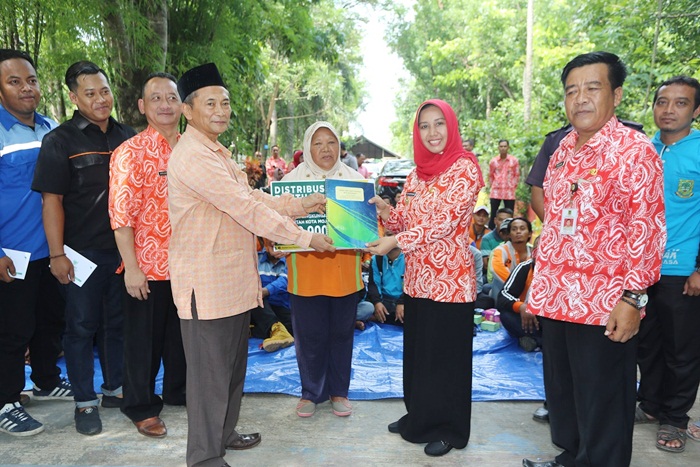 Wali Kota Ita Serahkan Bantuan BAZ ke Tenaga Kontrak UPZ OPD