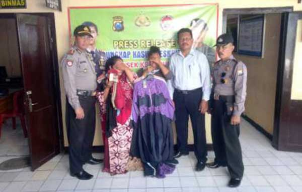Kedua wanita yang ngutil baju lebaran diamankan petugas Polsek Krembung.